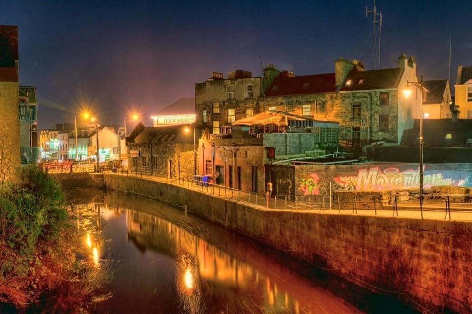 Modern Canal View Home, In City Centre, Sleeps 8 Galway Buitenkant foto