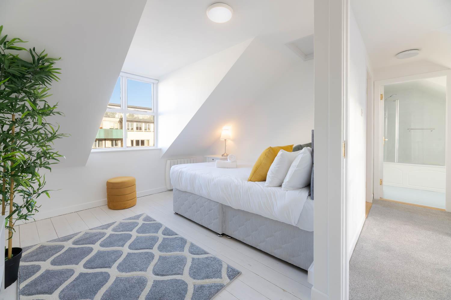 Modern Canal View Home, In City Centre, Sleeps 8 Galway Buitenkant foto