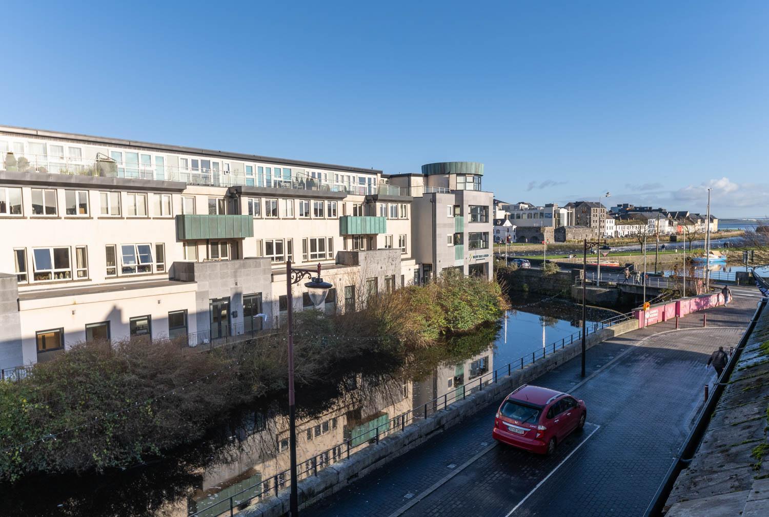 Modern Canal View Home, In City Centre, Sleeps 8 Galway Buitenkant foto