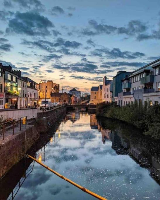 Modern Canal View Home, In City Centre, Sleeps 8 Galway Buitenkant foto