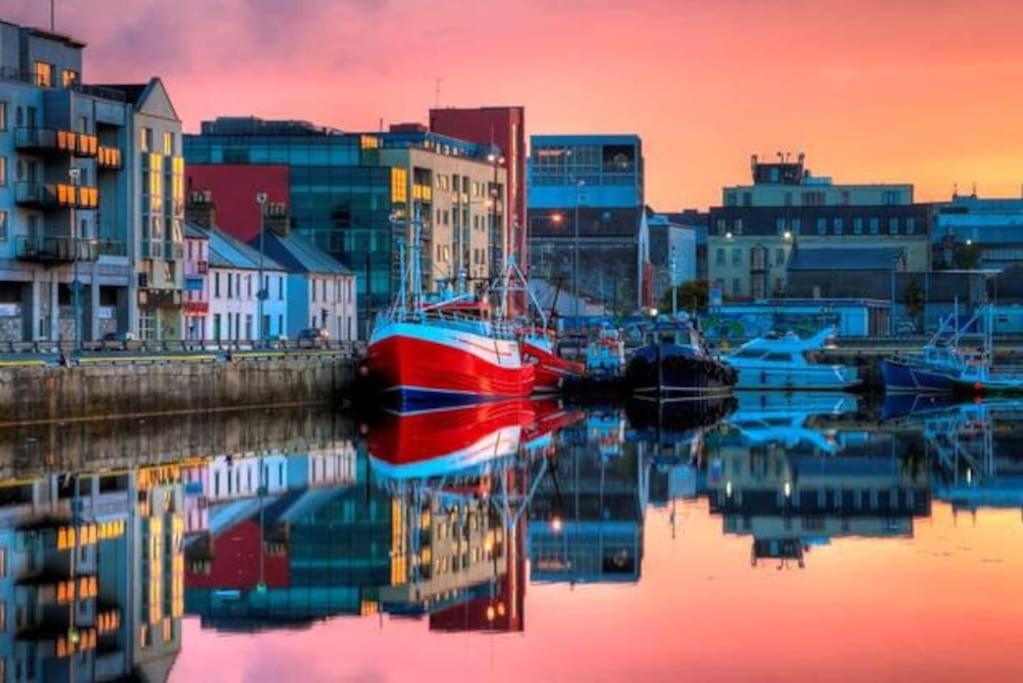 Modern Canal View Home, In City Centre, Sleeps 8 Galway Buitenkant foto